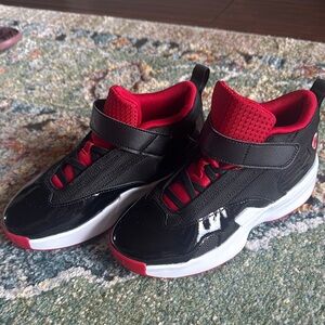 JORDAN BOYS MAX AURA 6 BASKETBALL SHOES IN SZ 1.5Y…NEVER WORN…NWOT